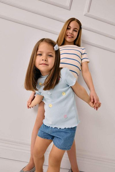 DeFacto Tricou cu mânecă scurtă pentru fetiță, cu decolteu, cu flori, din twill