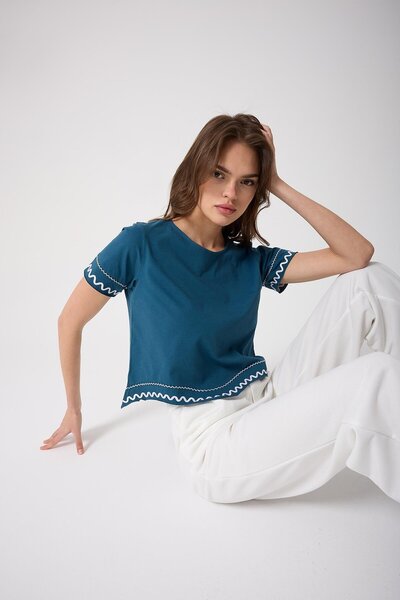 AMİDA Γυναικείο μπλουζάκι με κέντημα Indigo με λεπτομέρεια κοπής με λέιζερ - 2520