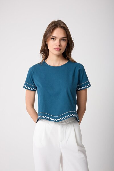 AMİDA Γυναικείο μπλουζάκι με κέντημα Indigo με λεπτομέρεια κοπής με λέιζερ - 2520
