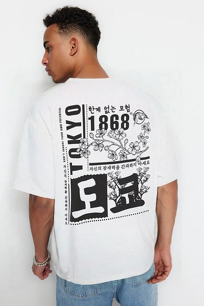 Trendyol Collection Βαμβακερό μπλουζάκι με μοτίβο Far East Ecru Oversize - TMNSS23TS00170