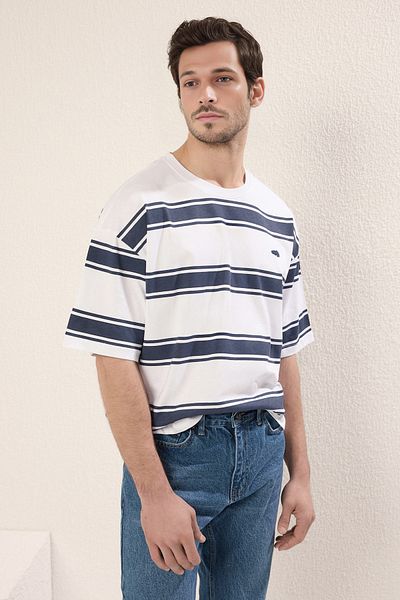 Trendyol Collection Übergroßes, gestreiftes T-Shirt aus dicker Baumwolle – Weiß TMNSS25TS00020