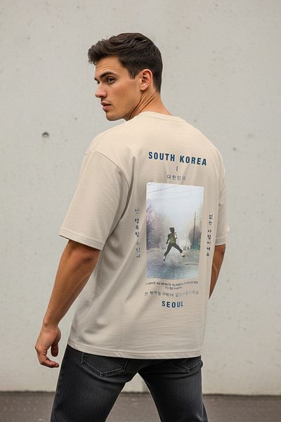 Trendyol Collection Kurzärmliges T-Shirt mit Rundhalsausschnitt aus 100 % Baumwolle mit Stadt- und Fotodruck – TMNSS23TS00157