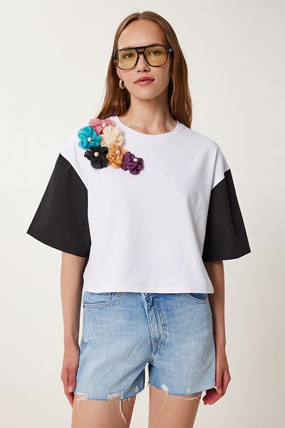Happiness İstanbul Women's Black White Flower Detailed Crop Knitted T-Shirt Tp00085