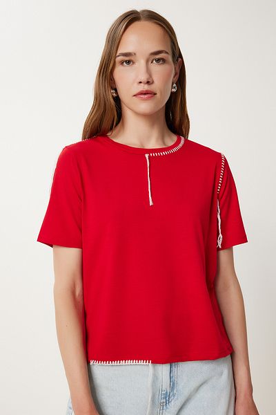 Happiness İstanbul Rotes Damen-T-Shirt mit kontrastierenden Nähten und detailliertem Strickmuster TP00087
