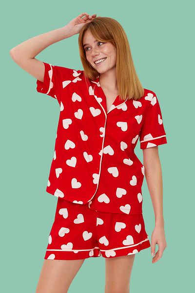 Trendyol Collection Rotes, gestricktes Pyjama-Set aus 100 % Baumwolle mit Herz-Paspelierung und Hemd-Shorts THMSS21PT1200