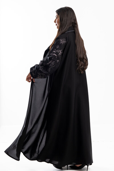 Hasnaa Abaya Black abaya with embroidered inserts on the sleeves