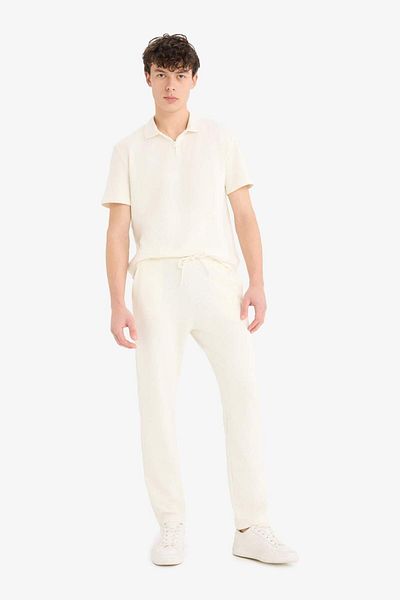 DeFacto Kurzärmliges, strukturiertes Polo-T-Shirt mit normaler Passform E4027AX25SP