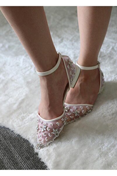 RUXENE FLORA TAŞ İŞLEME DETAYLI DÜZ BİLEKTEN BANTLI SİVRİ BURUN 2 CM TOPUKLU GELİN AYAKKABISI