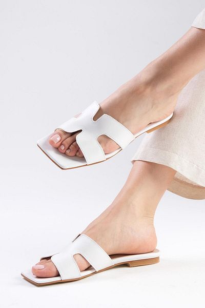 Mio Gusto Margo White Women's Slippers - Blunt Toe Design