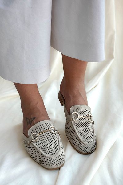 Shoebutik Papuci de damă Capri Bej cu detaliu de cataramă