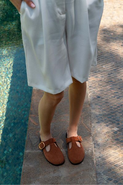 NİŞANTAŞI SHOES Serry Tan Prawdziwe Zamszowe Klapki Damskie Z Szczegółową Płaską Podeszwą