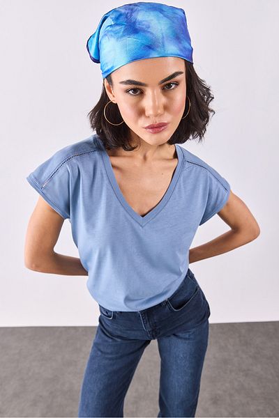 VENA Tricou modal cu decolteu în V Khloe, cu detaliu din dantelă (TENCEL)(TM) - ALBASTRU