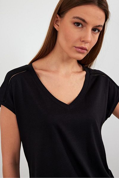 VENA Tricou Khloe cu decolteu în V, cu croiala normală, cu detaliu din dantelă (modal) - negru