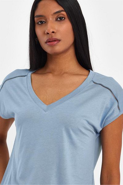 VENA Tricou Khloe cu decolteu în V, cu croiala normală, cu detaliu din dantelă (modal) - albastru cer