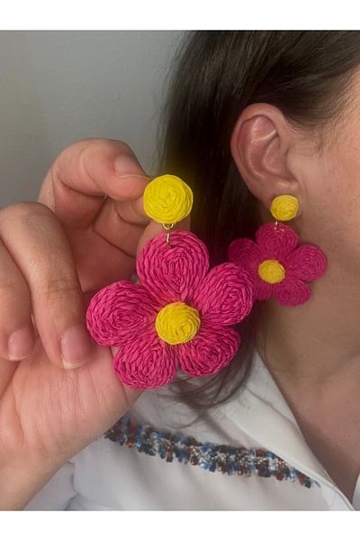 alsaccessories أقراط متدلية على شكل زهرة ديزي باللون الوردي للنساء