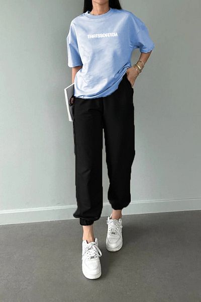 DUBU BUTİK Thatssofetch Baby Blue T-shirt Μαύρο Sweatpants Jogger - Σετ με στάμπα στο κάτω μέρος Crew Neck