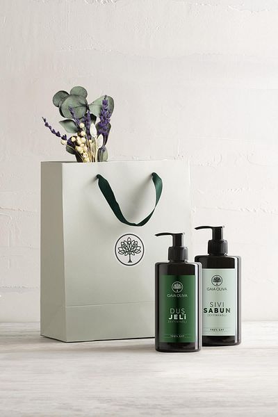Gaia Oliva Natural Care Gift Set with Olive Oil Shower Gel, Olive Oil Liquid Soap and Handmade Flowers