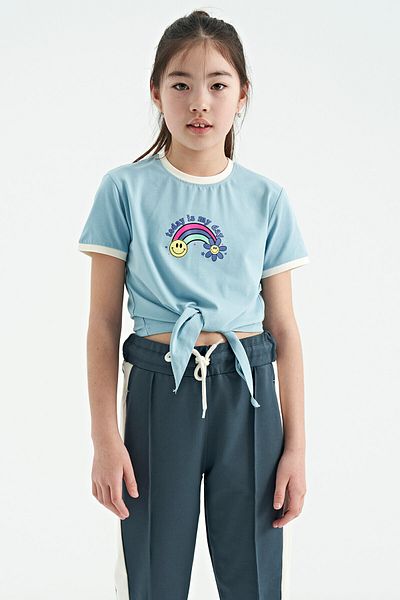 TOMMY LIFE Tricou pentru fetiță, cu decolteu în formă de O, cu imprimeu albastru deschis, cu detaliu de cravată multicolor - 75113