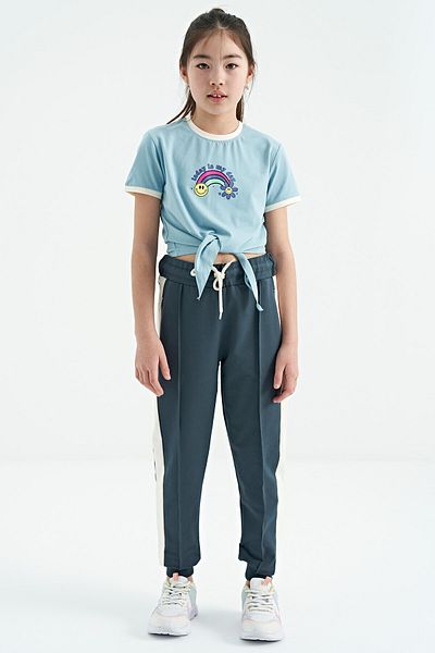 TOMMY LIFE Tricou pentru fetiță, cu decolteu în formă de O, cu imprimeu albastru deschis, cu detaliu de cravată multicolor - 75113