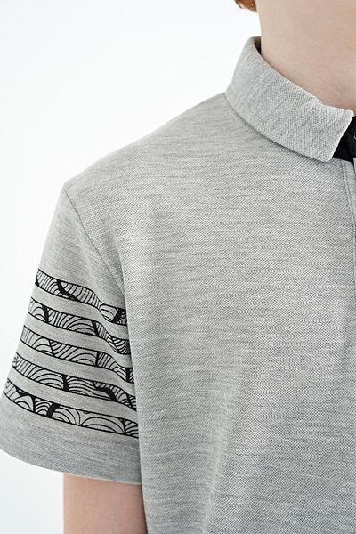 TOMMY LIFE Тениска за момче с поло яка и щампа в сиво и меланж - 11093