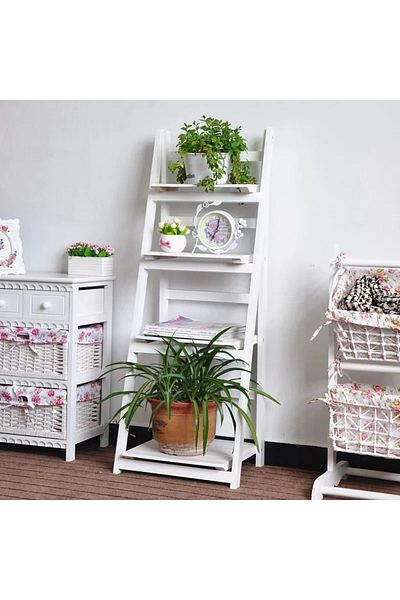 Un Versatile wooden shelf with a modern and durable design suitable for all purposes.