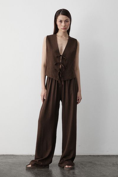 Laluvia Braunes Musselin-Set mit Weste und Hose aus 100 % Baumwolle mit drei Schnürsenkeln – 8486