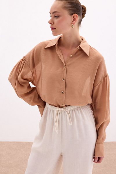 Sateen قميص رفيع مع إكسسوارات الأزرار - جملي