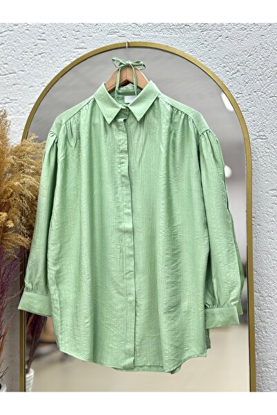 MİHRA STORE Πουκάμισο με μανίκια μπαλόνι και κρυφό κούμπωμα στον ώμο σε σχέδι...