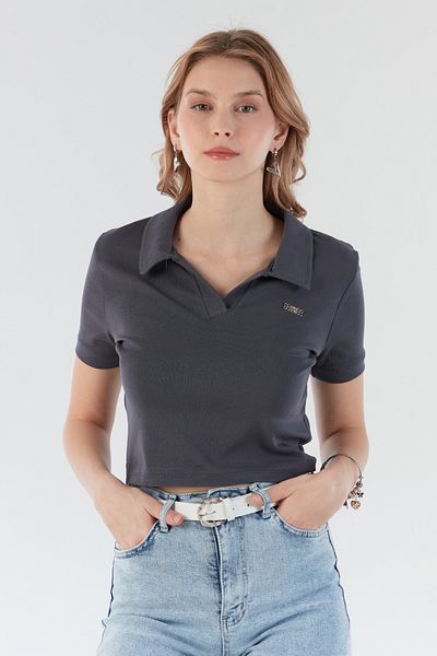 Fulla Moda Μπλουζάκι με λαιμόκοψη Polo με λεπτομέρεια αξεσουάρ στο γιακά