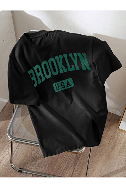 YRN COLLECTION تي شيرت Brooklyn USA - أسود مطبوع كبير الحجم برقبة دائرية وأكم...