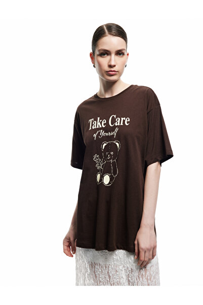 Koton تي شيرت قطني بأكمام قصيرة ورقبة دائرية مطبوع عليه دمية دب