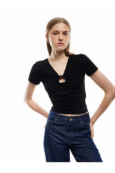Koton Tricou cu mânecă scurtă Drapeli, cu decolteu în V, cu detaliu de accesoriu