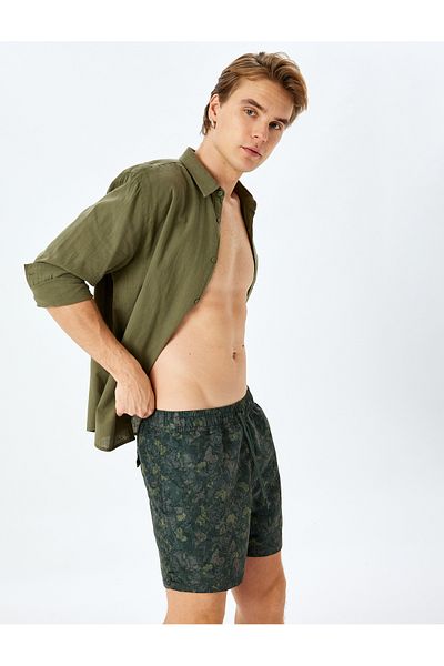 Koton Übergroße, mit Tarnmuster bedruckte Badeshorts mit Taschendetail