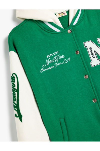 Koton Κολεγιακό μπουφάν με κουκούλα με απλικέ λεπτομέρεια με κουμπιά με αντίθεση χρώματος