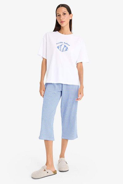 DeFacto Pyjama-Set, reguläre Passform, kurzärmeliges bedrucktes Oberteil, Capri-Hose mit flexibler Taille, Fall In Love F1959ax25sp