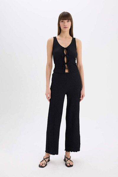DeFacto Slim Fit Slim Fit V λαιμόκοψη μπροστά δεμένη αμάνικη μπλούζα D3568ax25sp