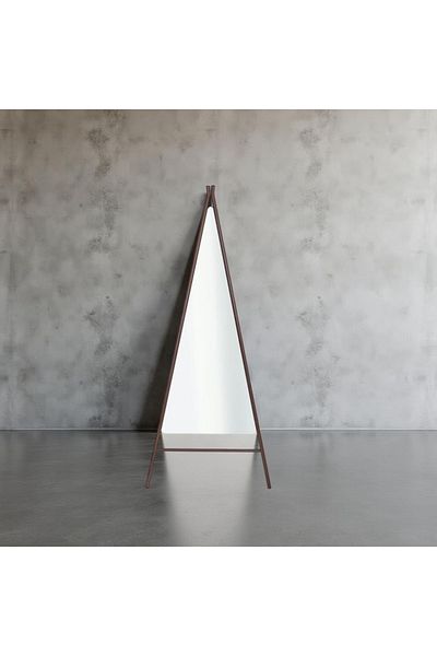 DECORA Triangular decorative mirror with a modern and elegant design.
