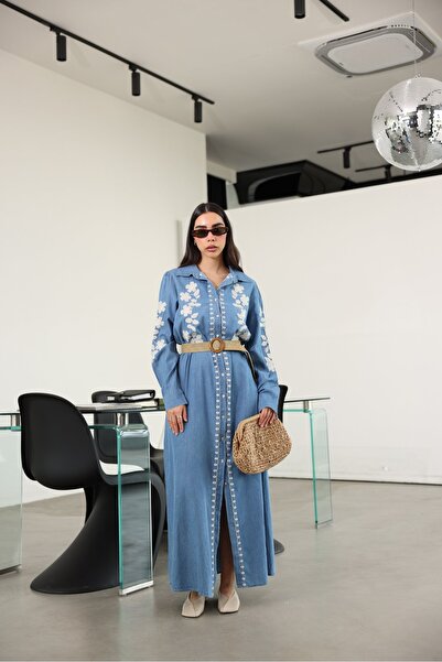 Özge Özgenç Hasır Kemerli İşlemeli Kot Elbise