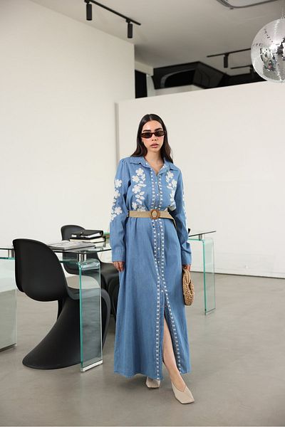Özge Özgenç Rochie din denim brodat cu centura din paie