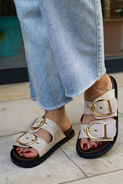 Yula Fashion Shoes شبشب بيلا لوكس سويدي ذهبي بإبزيم مزدوج ونعل متوسط ​​الطول