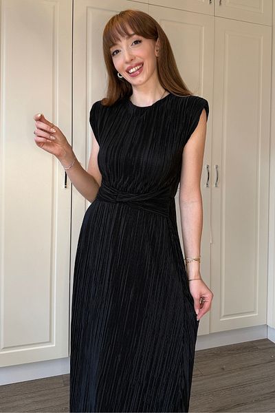 Dilay Gökoğlu Butik Rochie neagră căptușită Crinkle Midi cu detaliu în talie