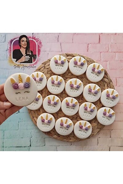 Tatlı Armağanlar Kişiye Özel İsimli Yuvarlak Çiçekli ve Gold Boynuz Figürlü M...