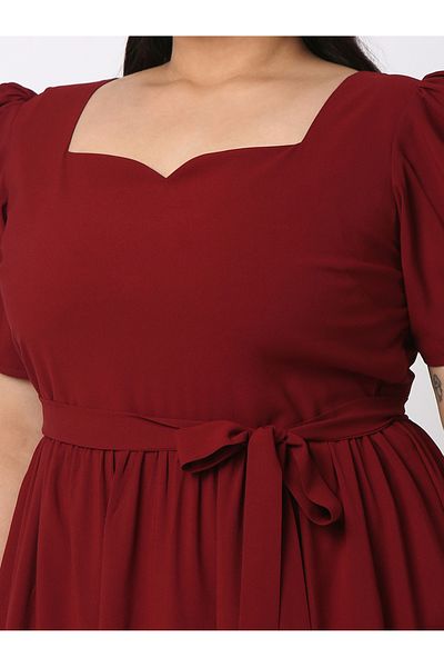 Mish By Styli فستان سادة بقصة واسعة وفتحة رقبة على شكل قلب مع تفاصيل ربطة عنق ذاتية