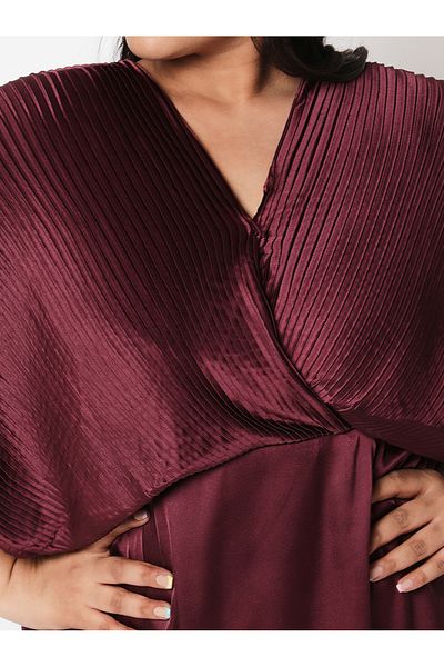 Mish By Styli فستان سادة بقصّة على شكل حرف V وتفاصيل مطوية