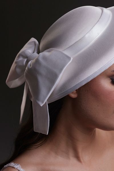 Hayalperest boncuk Eye-Catching White Derby Hat – Large Bow Detail
