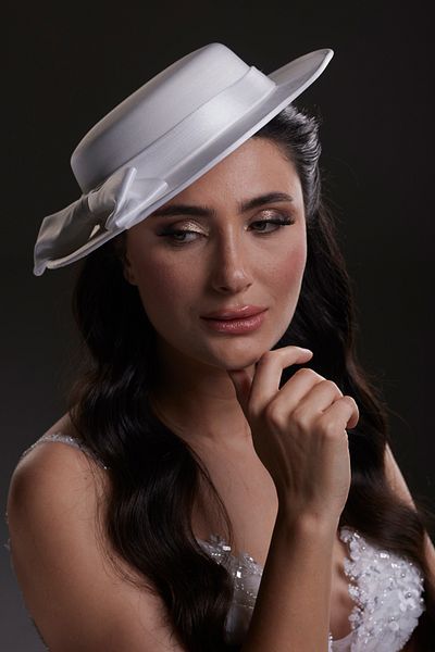 Hayalperest boncuk Pălărie elegantă de damă cu panglică de satin albă – Accesoriu pentru ocazii speciale și nuntă