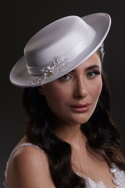 ESPEREST قبعة بيضاء بسيطة مزينة بأغصان كريستالية