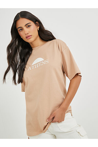 Styli تي شيرت كبير الحجم بأكمام قصيرة وشعار مطرز