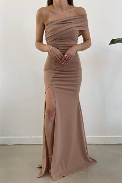 Modafeminen Tek Omuz Yırtmaçlı Uzun Abiye Elbise Vizon 582619