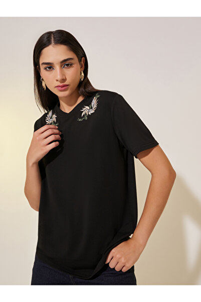 Styli تي شيرت مطرز برقبة دائرية وأكمام قصيرة